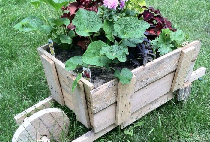 Holz deko im garten